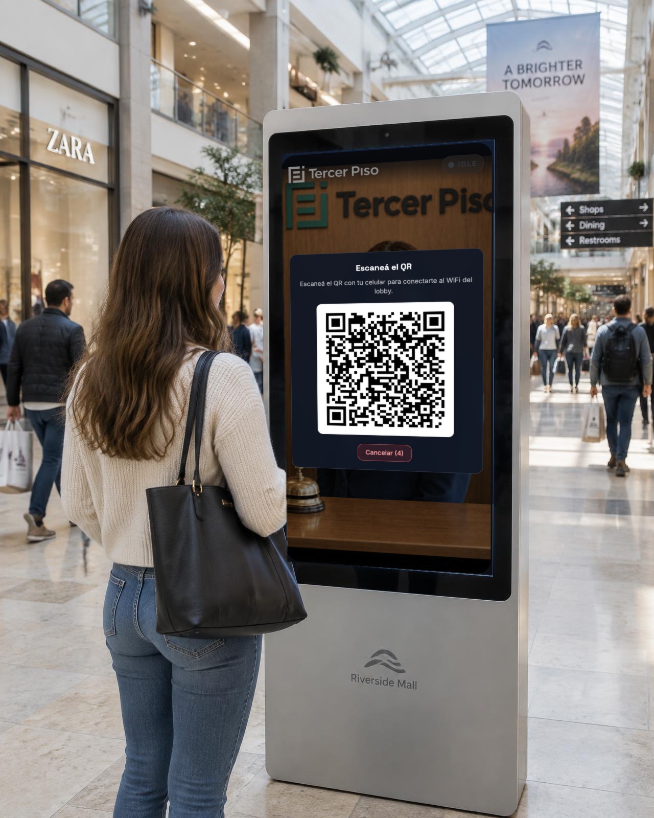 La terminal muestra el código QR para seguir la consulta en el celular.